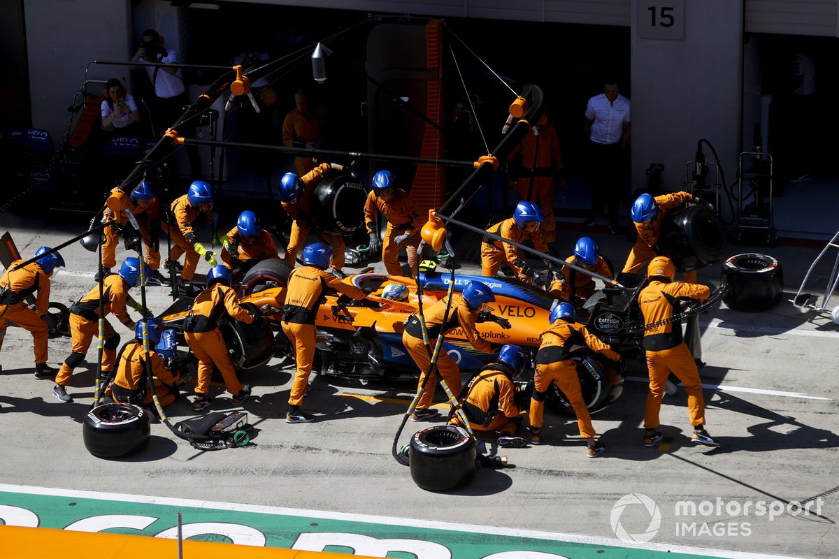 Lando Norris, McLaren MCL35 pit stop