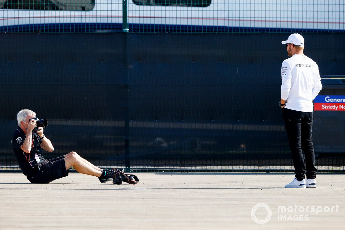 Steve Etherington hace una foto a Valtteri Bottas, Mercedes-AMG Petronas F1