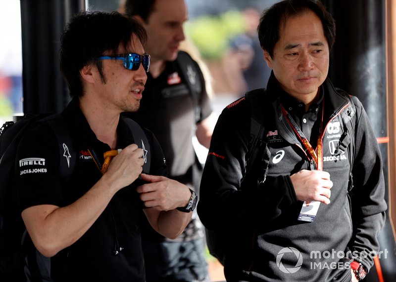 Ayao Komatsu, Ingeniero Jefe de Carreras, Haas F1 y Toyoharu Tanabe, Director Técnico de F1, Honda llegan al circuito