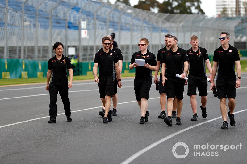 Romain Grosjean, Haas F1 Team walks the track with members of the team including Ayao Komatsu, Chief Race Engineer, Haas F1