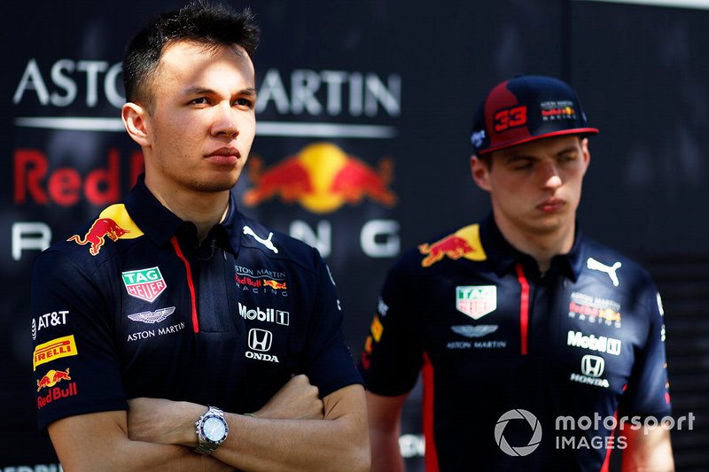 Alex Albon, Red Bull Racing, e Max Verstappen, Red Bull Racing