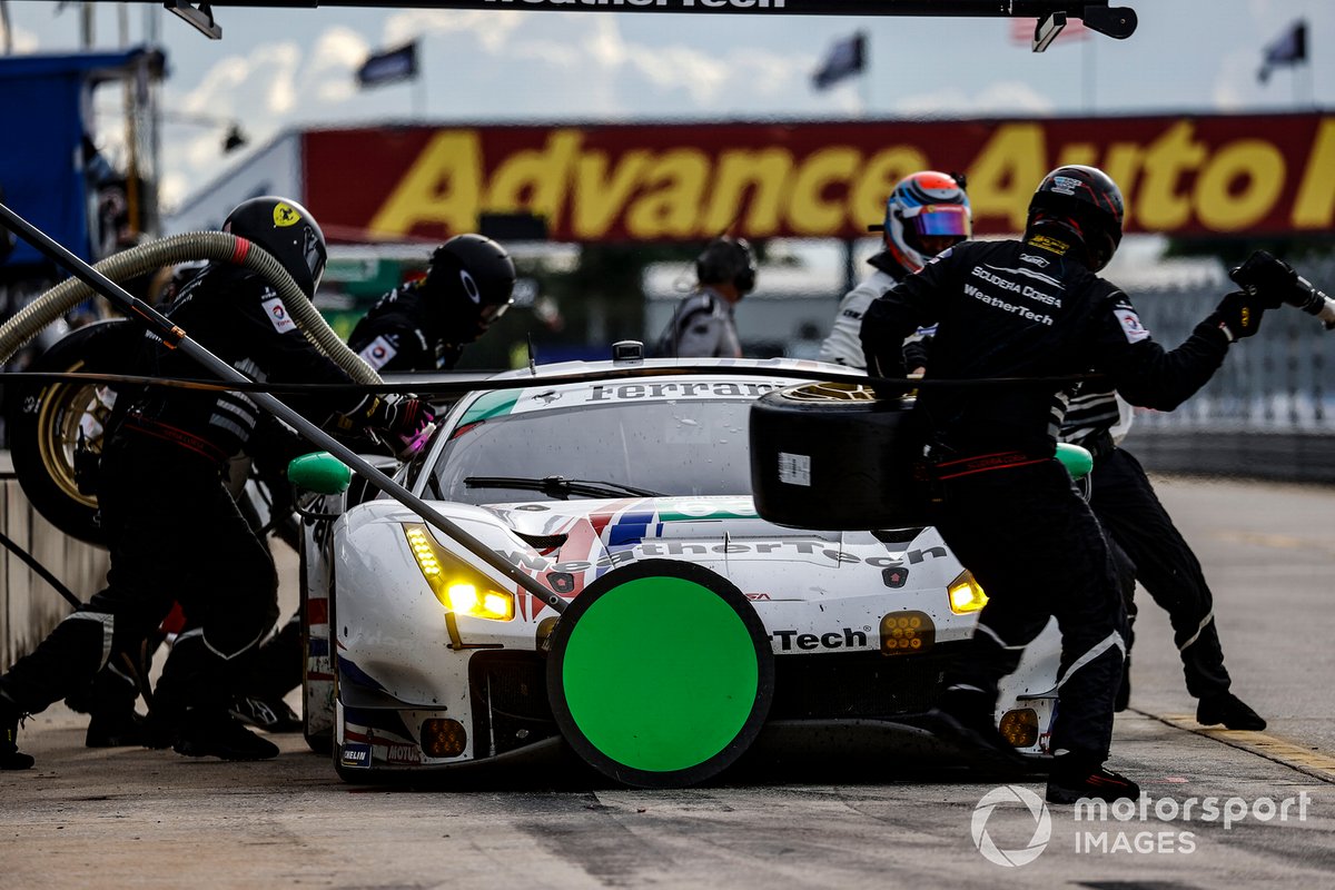 #63 Scuderia Corsa Ferrari 488 GT3, GTD: Cooper MacNeil, Toni Vilander, pit stop