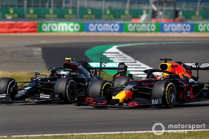 Valtteri Bottas, Mercedes F1 W11 y Max Verstappen, Red Bull Racing RB16 batalla por el liderato de la carrea