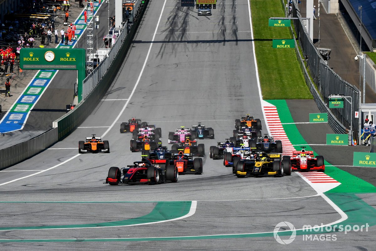 Arrancada Callum Ilott, UNI-Virtuosi, leads Guanyu Zhou, UNI-Virtuosi, Felipe Drugovich, MP Motorsport, Christian Lundgaard, ART Grand Prix, Mick Schumacher, Prema Racing