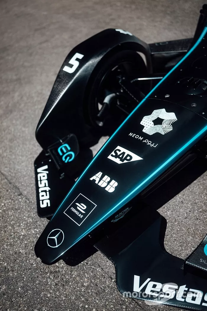 Mercedes-Benz EQ Silver Arrow 01 met zwarte livery 