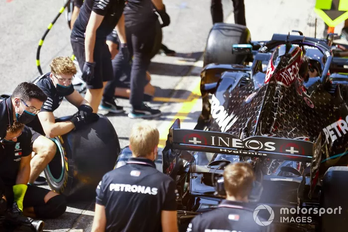 El equipo de boxes de Mercedes practica su rutina de pit stop con el monoplaza de Lewis Hamilton, Mercedes F1 W11 EQ Performance
