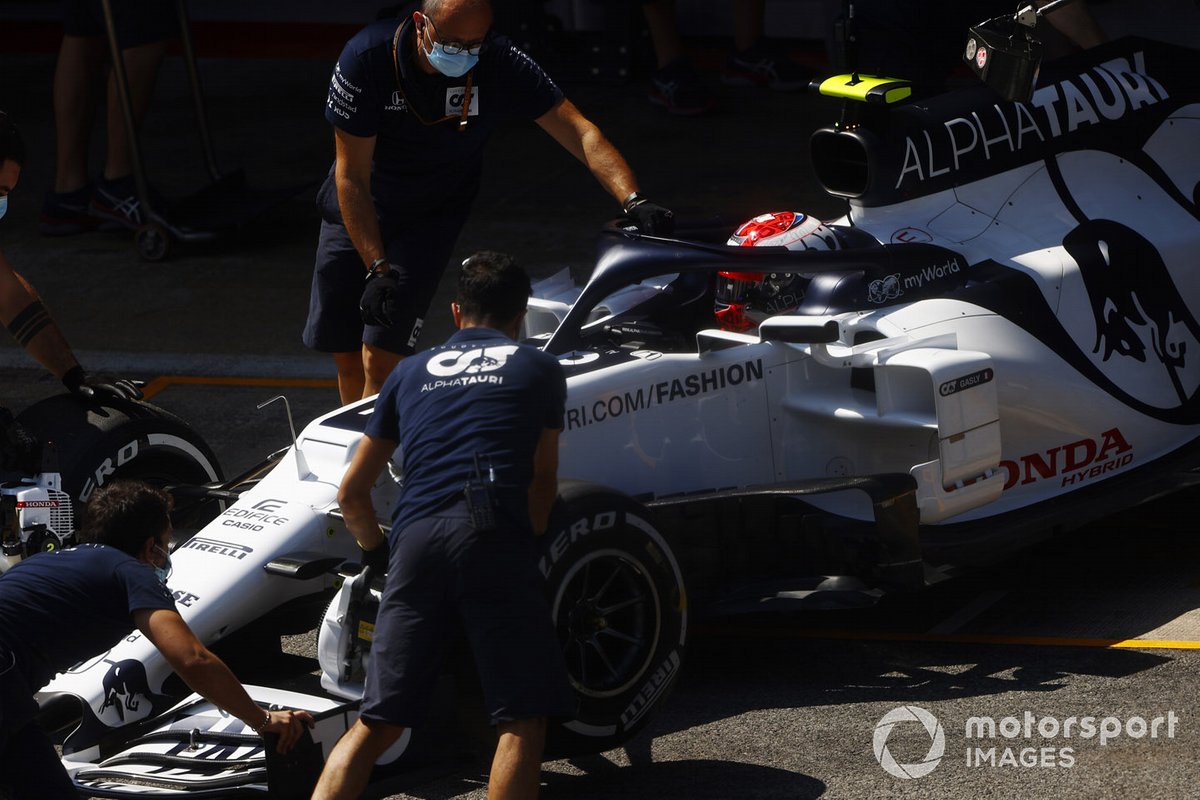 Pierre Gasly, AlphaTauri AT01, is returned to the garage