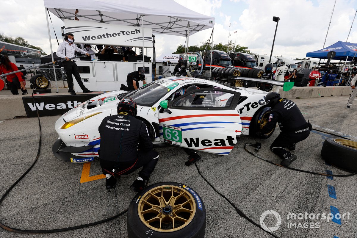 #63 Scuderia Corsa Ferrari 488 GT3, GTD: Cooper MacNeil, Toni Vilander, pit stop