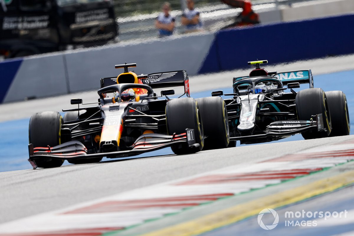 Max Verstappen, Red Bull Racing RB16, precede Valtteri Bottas, Mercedes F1 W11 EQ Performance