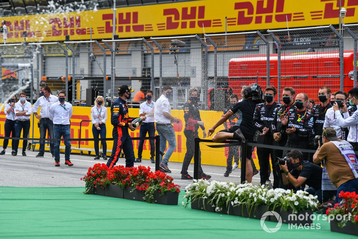 Max Verstappen, Red Bull Racing, spruzza lo champagne sul podio