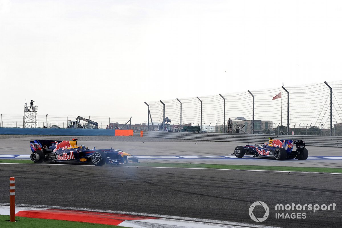 Mark Webber, Red Bull Racing RB6 Renault y Sebastian Vettel, Red Bull Racing RB6 Renault chocan y giran