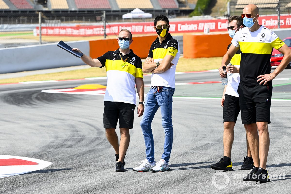 Esteban Ocon, Renault F1 camina por la pista con el equipo