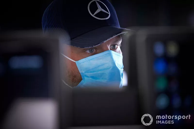 Valtteri Bottas con mascarilla