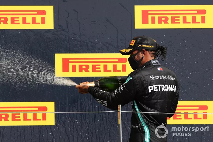 Podio: ganador de la carrera Lewis Hamilton, Mercedes-AMG F1