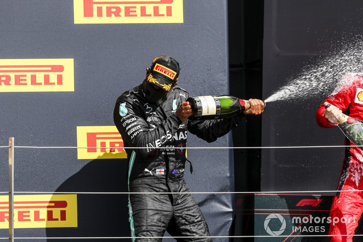 Il vincitore Lewis Hamilton, Mercedes-AMG F1 festeggia sul podio con lo champagne