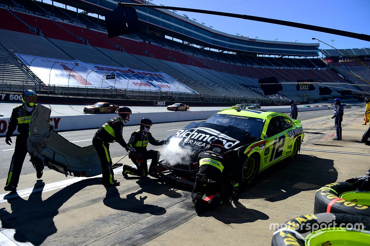 Ryan Blaney, Team Penske, Ford pits después de un impacto de giro