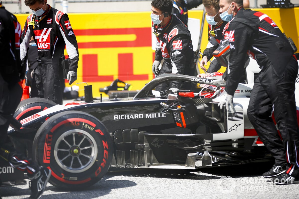 Kevin Magnussen, Haas VF-20, arrives on the grid