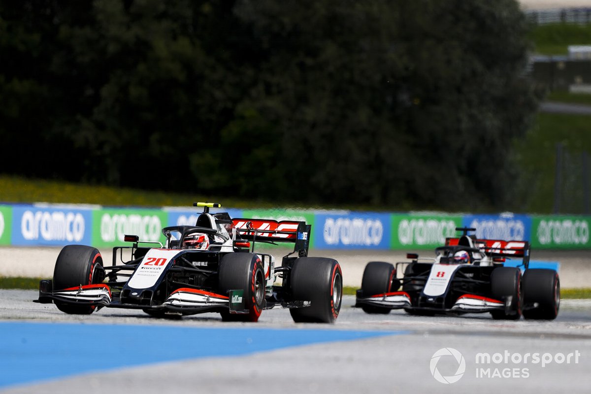 Kevin Magnussen, Haas VF-20, precede Romain Grosjean, Haas VF-20