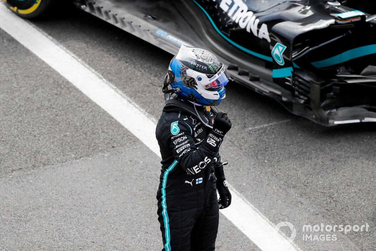 Ganador de la pole Valtteri Bottas, Mercedes AMG F1 celebra en Parc Ferme