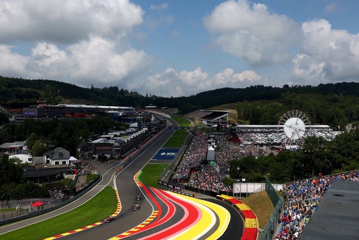 Charles Leclerc, Ferrari, Lewis Hamilton, Ferrari, Yuki Tsunoda, Red Bull Racing Team