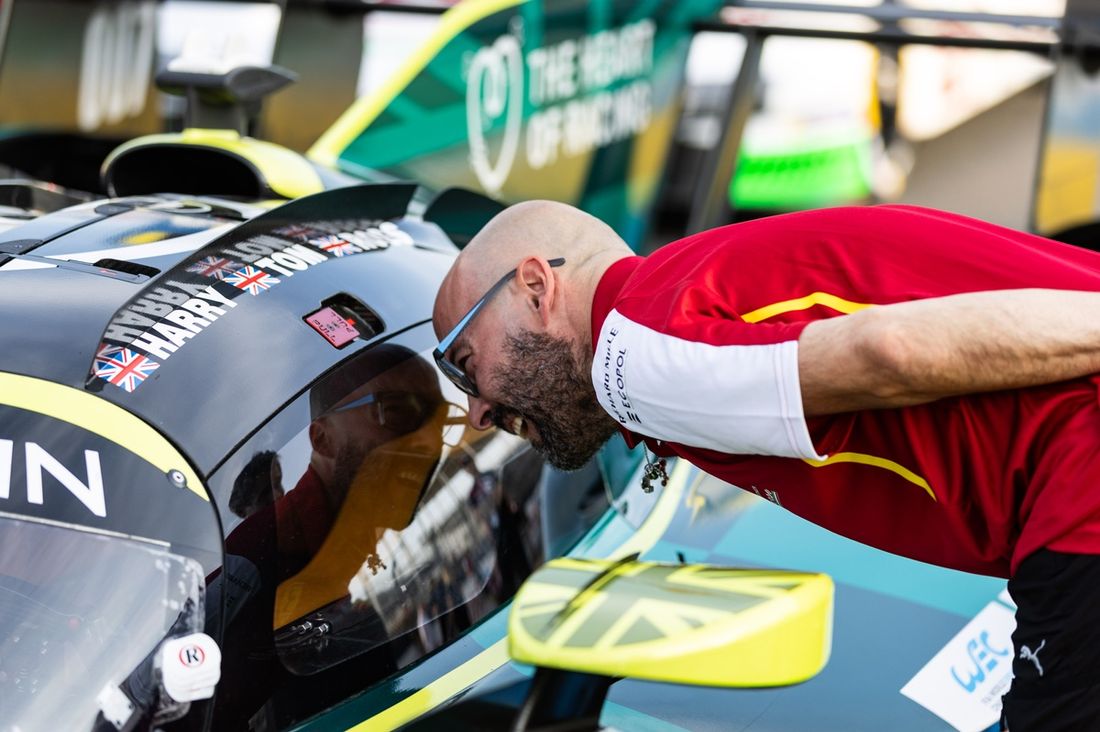  Ingenieros de Ferrari inspeccionan el Aston Martin Thor Team Valkyrie #007
