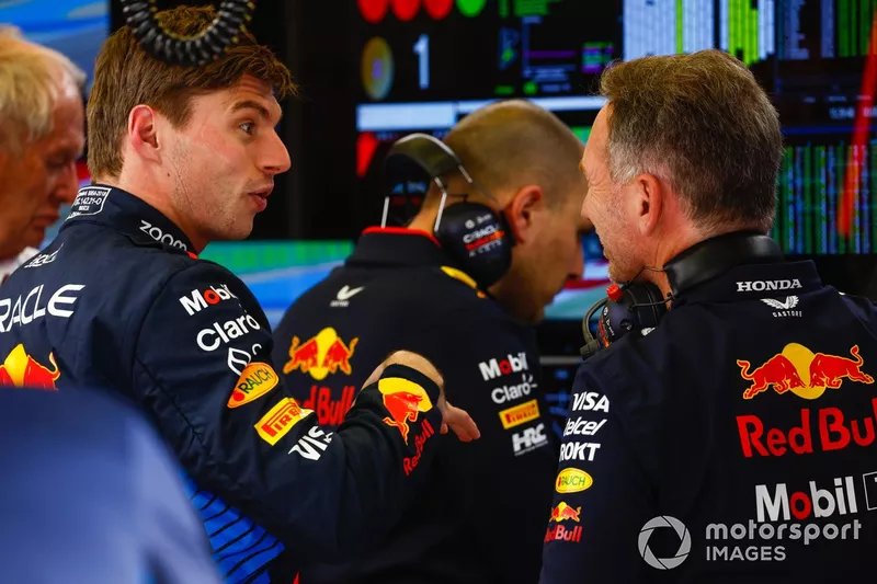 Max Verstappen, Red Bull Racing, et Christian Horner, Team Principal, Red Bull Racing, dans le garage.