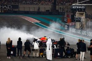 Max Verstappen, Red Bull Racing RB19, 1ª posición, realiza donuts al final de la carrera.