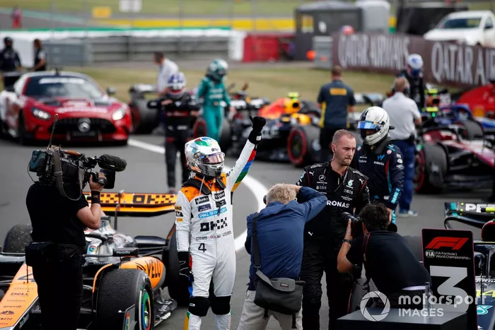 Lando Norris, McLaren, 2ª posición, saluda a los aficionados desde Parc Ferme