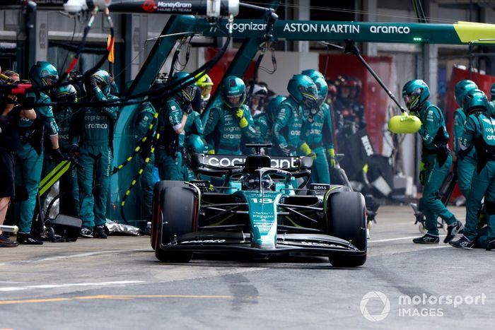 Lance Stroll, Aston Martin AMR23, hace una parada en boxes