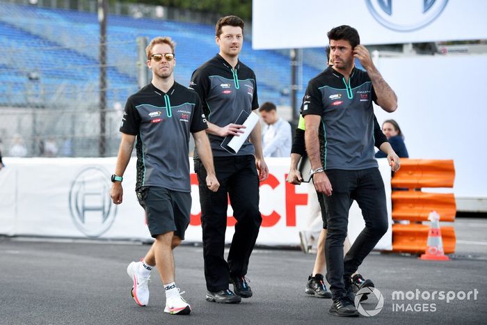 Sam Bird, Jaguar Racing, pasea por la pista con sus ingenieros