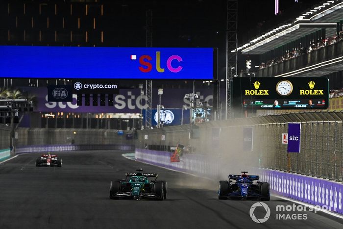 Alex Albon, Williams FW44, lucha con Lance Stroll, Aston Martin AMR22