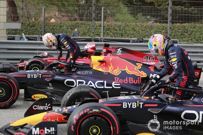 Charles Leclerc, Ferrari, 2ª posición, Max Verstappen, Red Bull Racing, 1ª posición, Sergio Pérez, Red Bull Racing, 3ª posición, llega al Parc Ferme