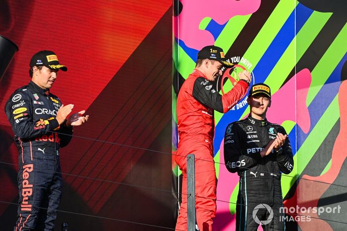 Sergio Pérez, Red Bull Racing, segundo, Charles Leclerc, Ferrari, ganador, George Russell, Mercedes-AMG, tercero, en el podio