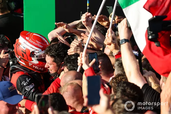 Charles Leclerc, de Ferrari, celebra con su equipo en el parc ferme

