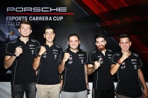 Foto di gruppo dei sim racer della Esports Carrera Cup Italia