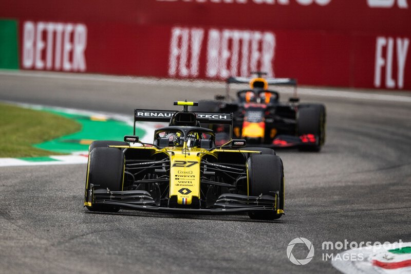 Nico Hulkenberg, Renault F1 Team R.S. 19, precede Max Verstappen, Red Bull Racing RB15