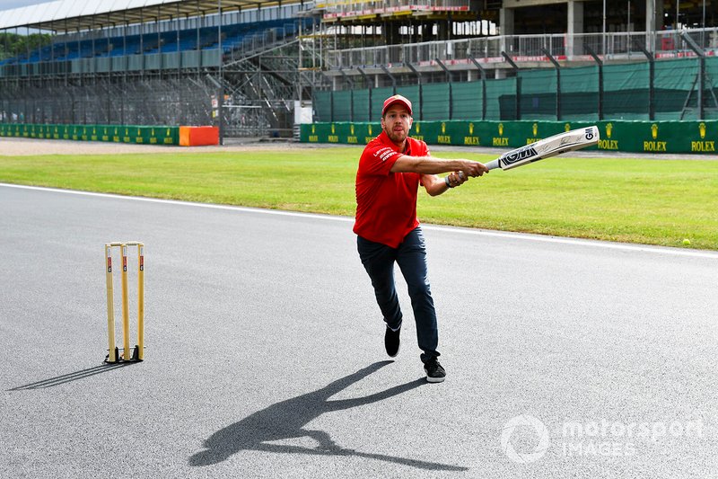 Sebastian Vettel, Ferrari, jugando a cricket