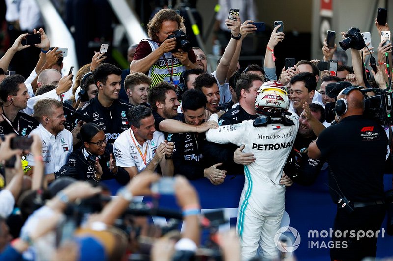 Ganador de la carrera Lewis Hamilton, Mercedes AMG F1 W10, celebra en Parc Ferme