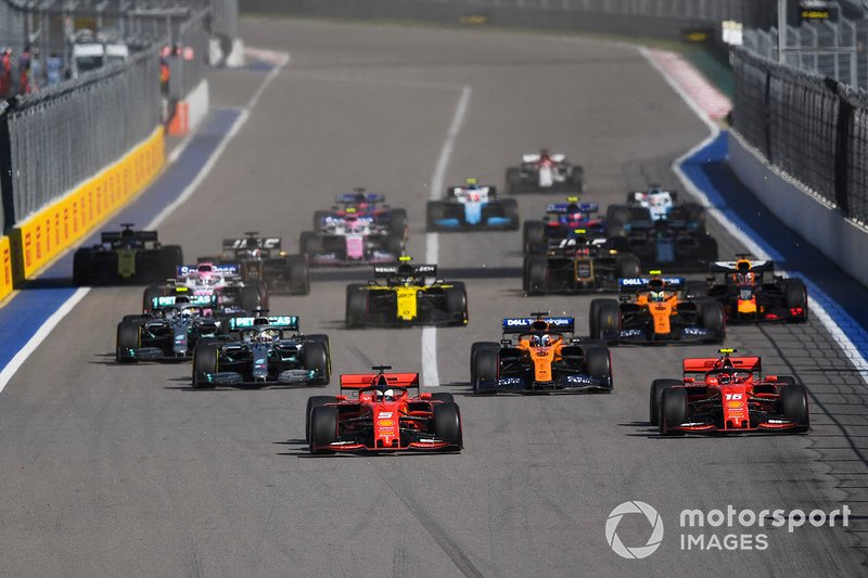 Sebastian Vettel, Ferrari SF90, adelanta a Charles Leclerc, Ferrari SF90 en la salida