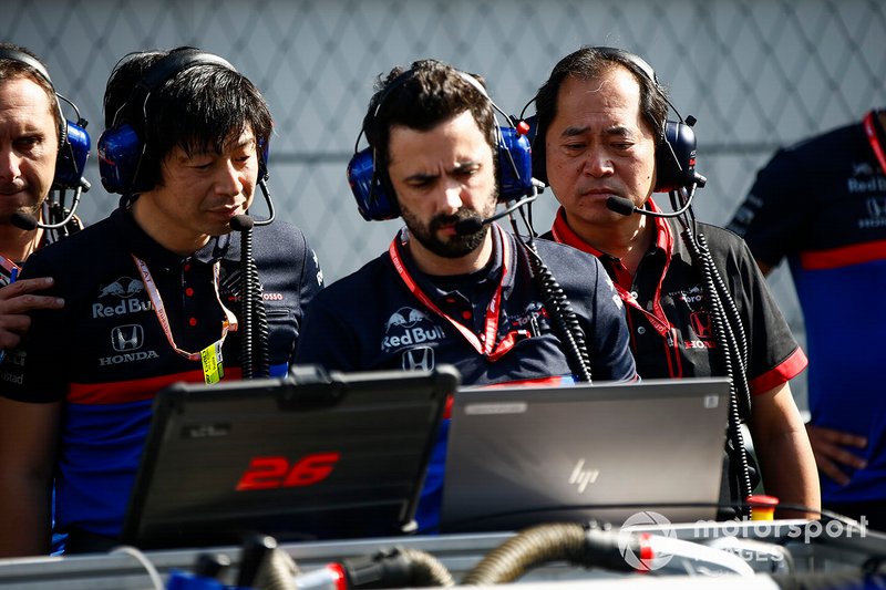 Toyoharu Tanabe, F1 Technical Director, Honda, and Toro Rosso engineers on the grid