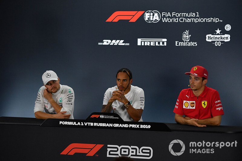 Valtteri Bottas, Mercedes AMG F1, secondo classificato, Lewis Hamilton, Mercedes AMG F1, primo classificato, e Charles Leclerc, Ferrari, terzo classificato in conferenza stampa