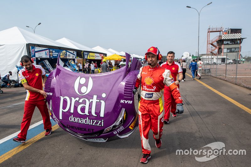 Transplante de capôs dos carros Shell e Prati Donaduzzi na etapa do Velopark