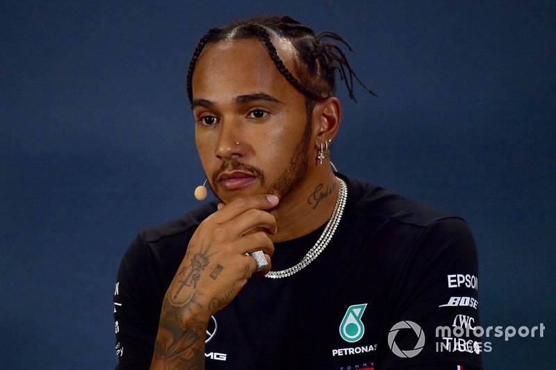 Lewis Hamilton pensativo