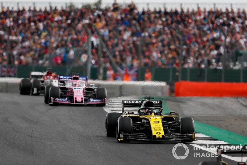 Daniel Ricciardo, Renault F1 Team R.S.19, precede Sergio Perez, Racing Point RP19