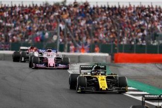 Daniel Ricciardo, Renault F1 Team R.S.19, voor Sergio Perez, Racing Point RP19