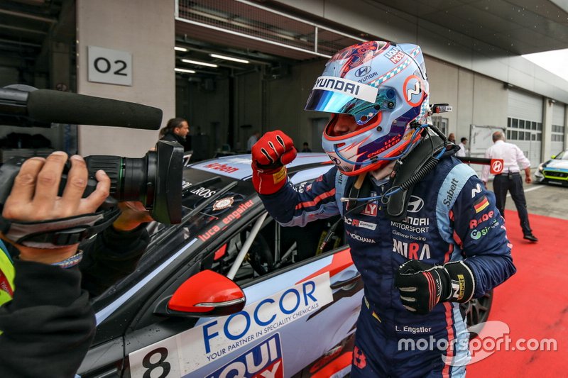 Il vincitore della gara Luca Engstler, M1RA Motorsport Hyundai i30 N TCR