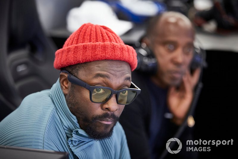 Will.i.am en el garaje de Mercedes con Anthony Hamilton