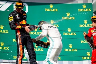 Max Verstappen, Red Bull Racing, 2e positie, Lewis Hamilton, Mercedes AMG F1, 1e positie, en Sebastian Vettel, Ferrari, 3e positie, op het podium