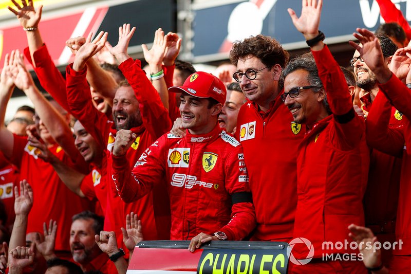 Charles Leclerc, Ferrari, festeggia la vittoria con Mattia Binotto, Team Principal Ferrari, Laurent Mekies, Sporting Director, Ferrari e gli altri colleghi