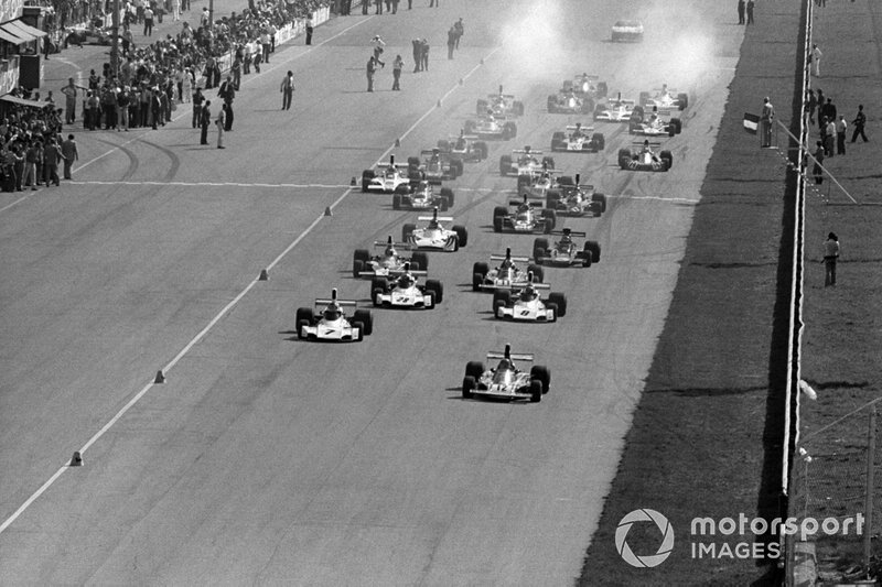 Лауда выиграл старт и сразу стал наращивать отрыв от тройки Brabham